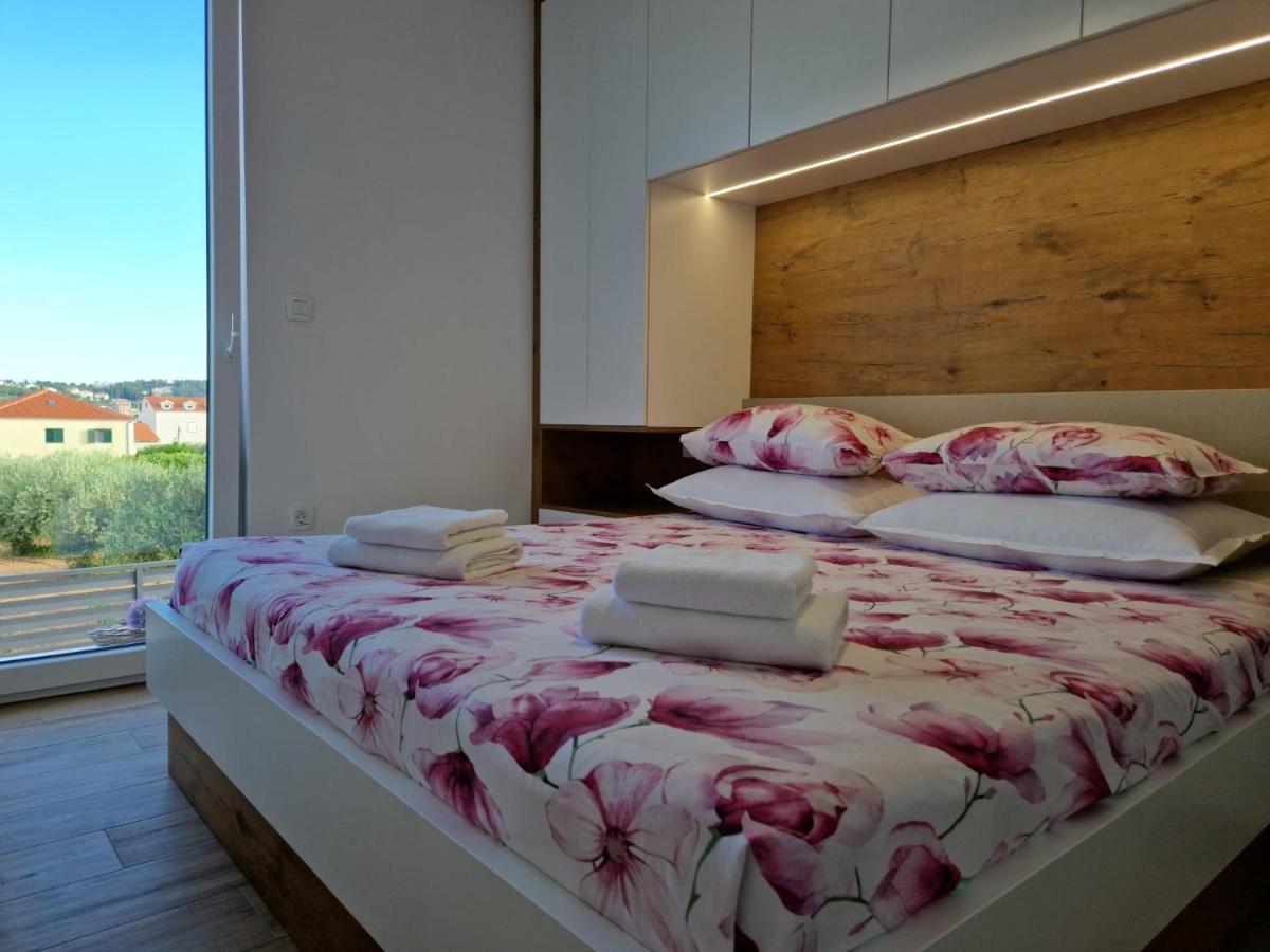 Apartman Marcelina 1 With Private Pool Trogir Exterior foto