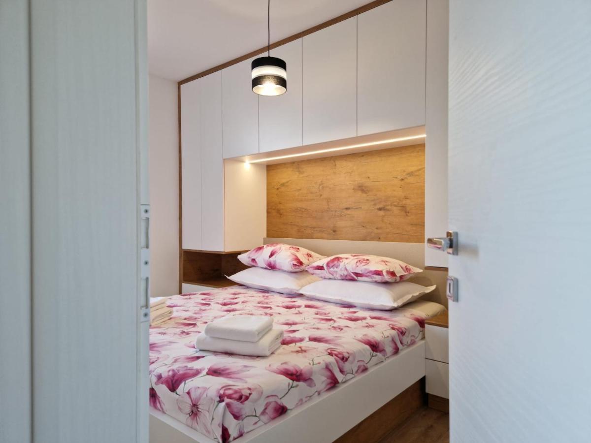 Apartman Marcelina 1 With Private Pool Trogir Exterior foto